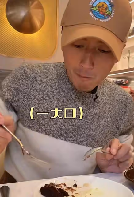 謝霆鋒出門吃西餐,高溫天氣穿毛衣,擼起袖子大口啃漢堡包!