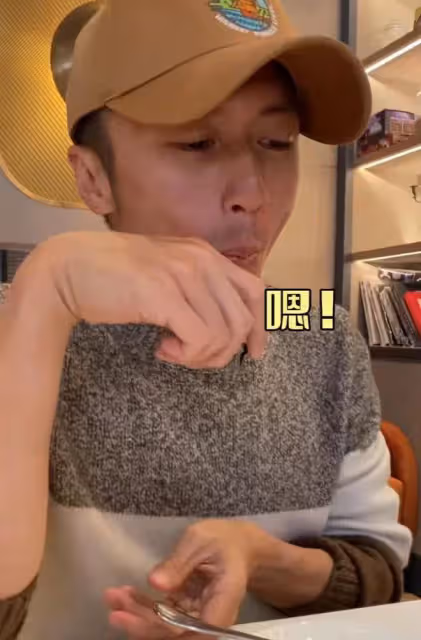 謝霆鋒出門吃西餐,高溫天氣穿毛衣,擼起袖子大口啃漢堡包!