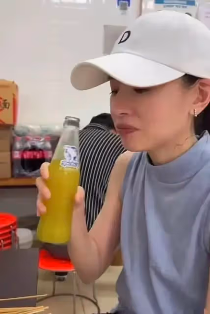 董潔現身家鄉,騎單車吃麻辣燙盡顯樸素,但行為還是暴露了心思!