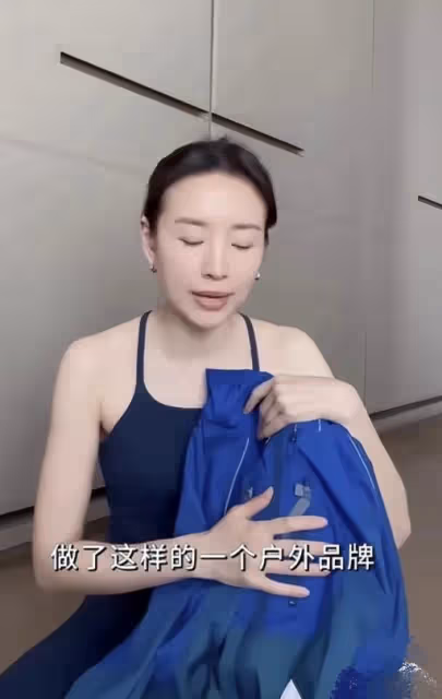 董潔現身家鄉,騎單車吃麻辣燙盡顯樸素,但行為還是暴露了心思!