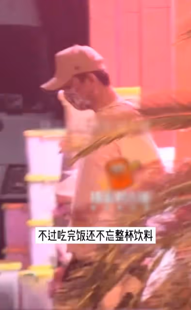 潘粵明與新女友感情穩定?深夜和美女坐豪車同行,女方膚白顏值高
