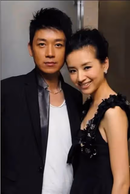 潘粵明與新女友感情穩定?深夜和美女坐豪車同行,女方膚白顏值高
