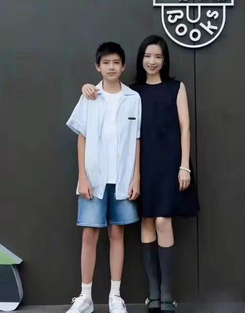 潘粵明與新女友感情穩定?深夜和美女坐豪車同行,女方膚白顏值高