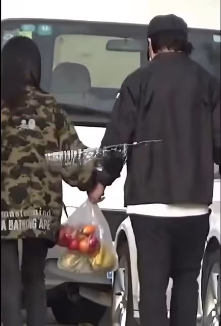 潘粵明與新女友感情穩定?深夜和美女坐豪車同行,女方膚白顏值高