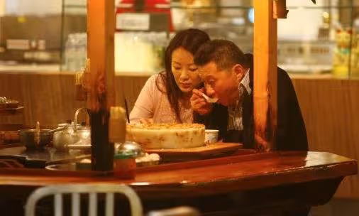 日本富豪戀上台灣名媛,苦等30年終如願,新娘已經55歲,在巴厘島豪擲千萬成婚