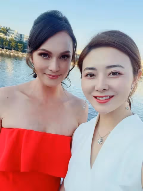 張柏芝姐姐近照!化濃妝穿連體衣秀身材,美貌出眾定居國外當藝人