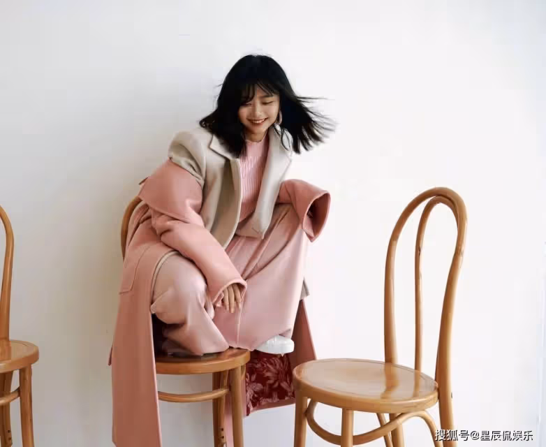 「圓臉」女神譚松韻拍攝寫真大片,多種色彩混合搭配,少女感爆棚