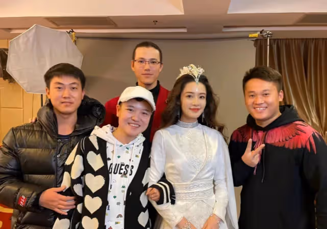 任嘉倫《請君》鎧甲好霸王,李沁白衣卷髮!網路,同框照很氣絕