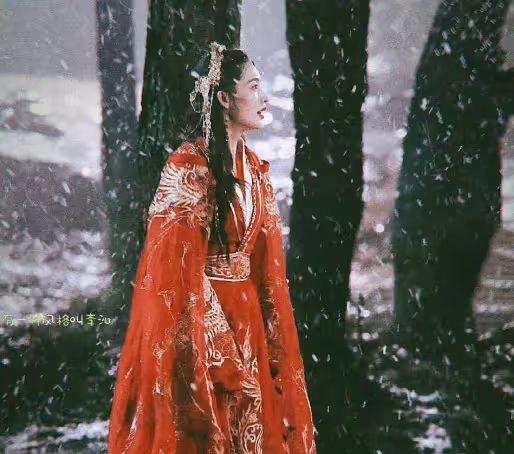 任嘉倫《請君》鎧甲好霸王,李沁白衣卷髮!網路,同框照很氣絕