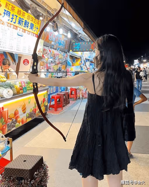 小S二女兒近照曝光 穿弔帶燙大波浪不似15歲