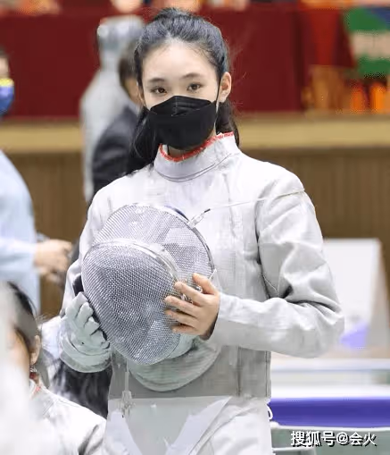 小S二女兒近照曝光 穿弔帶燙大波浪不似15歲