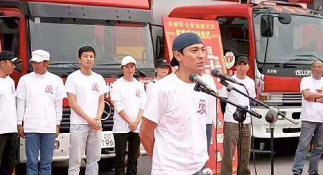 為華東地區籌款表演胸口碎大石,為汶川下跪,劉德華配得上C位