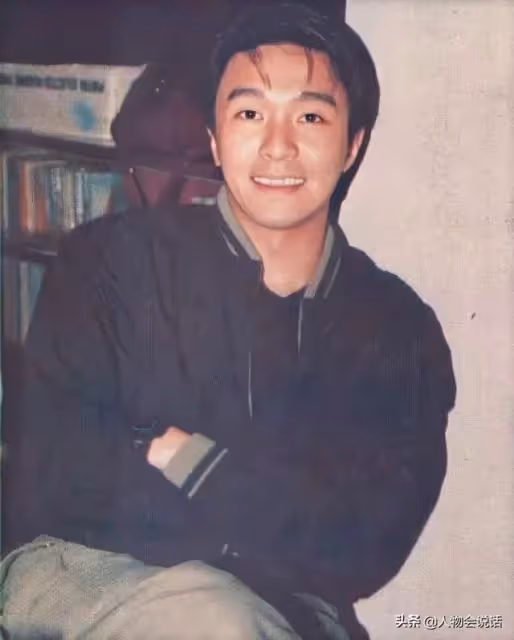 58歲周星馳滿頭白髮落淚:被誤解30年,卻無人懂我的心酸