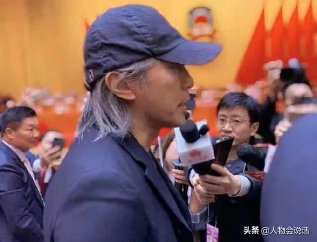 58歲周星馳滿頭白髮落淚:被誤解30年,卻無人懂我的心酸