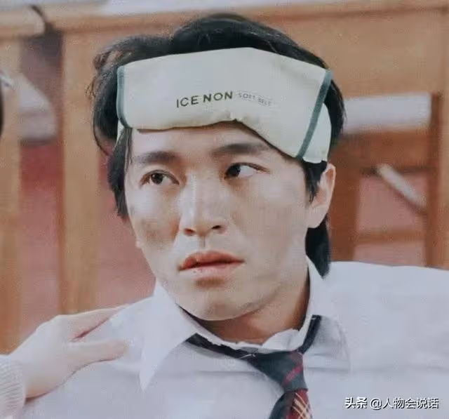 58歲周星馳滿頭白髮落淚:被誤解30年,卻無人懂我的心酸