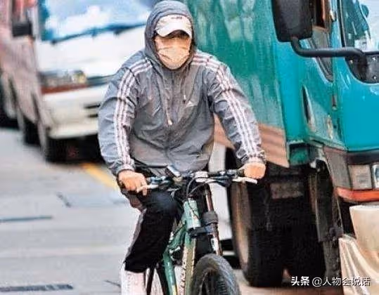 58歲周星馳滿頭白髮落淚:被誤解30年,卻無人懂我的心酸