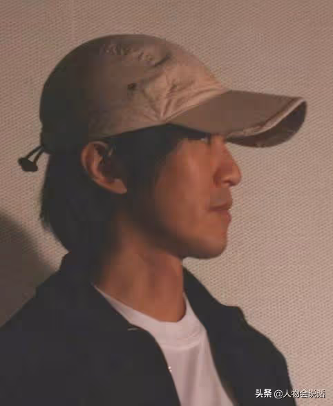 58歲周星馳滿頭白髮落淚:被誤解30年,卻無人懂我的心酸