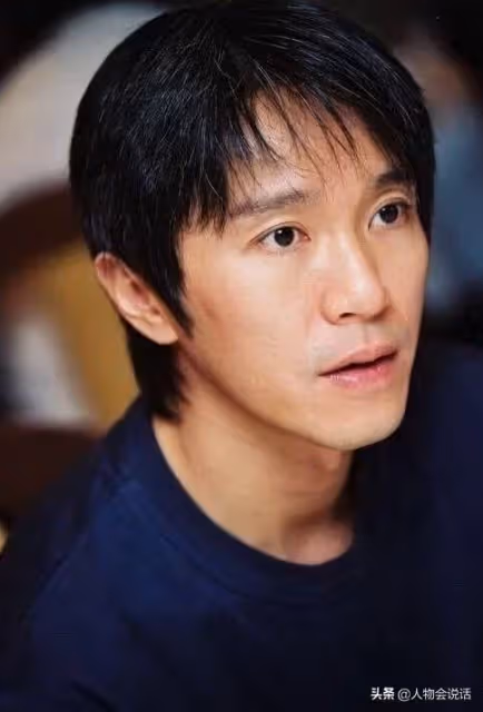58歲周星馳滿頭白髮落淚:被誤解30年,卻無人懂我的心酸