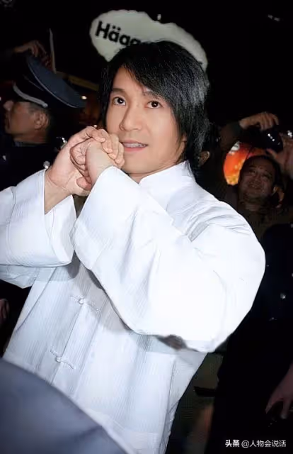 58歲周星馳滿頭白髮落淚:被誤解30年,卻無人懂我的心酸