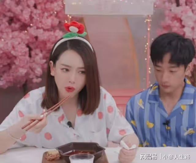 二胎孕媽好拼!戚薇挺孕肚直播到凌晨,自稱要熬夜工作至四五點