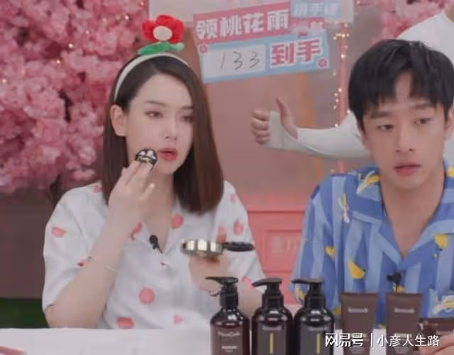 二胎孕媽好拼!戚薇挺孕肚直播到凌晨,自稱要熬夜工作至四五點