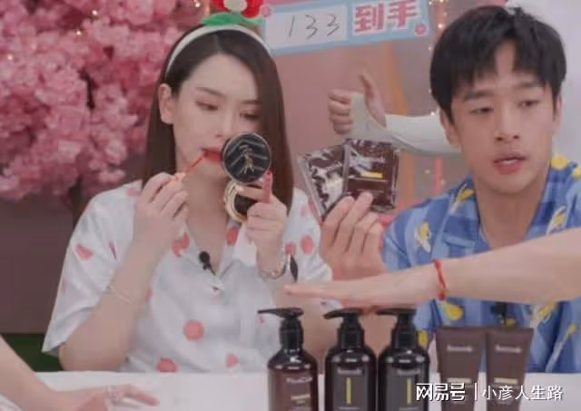 二胎孕媽好拼!戚薇挺孕肚直播到凌晨,自稱要熬夜工作至四五點