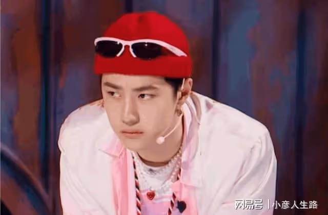 王一博咋了?頭髮越短越減齡,穿成熟衣服,都難掩容顏稚嫩