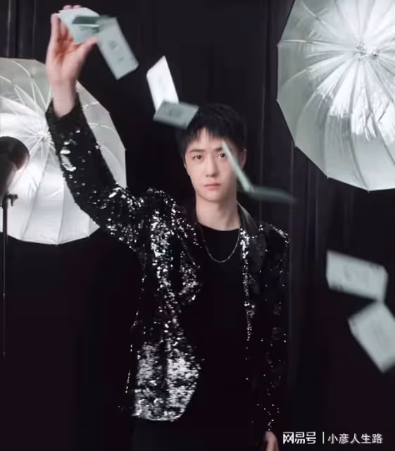王一博咋了?頭髮越短越減齡,穿成熟衣服,都難掩容顏稚嫩
