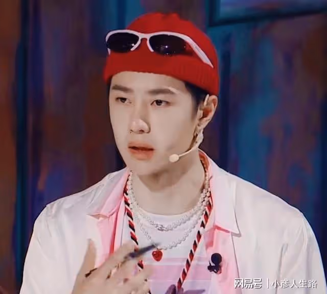 王一博咋了?頭髮越短越減齡,穿成熟衣服,都難掩容顏稚嫩