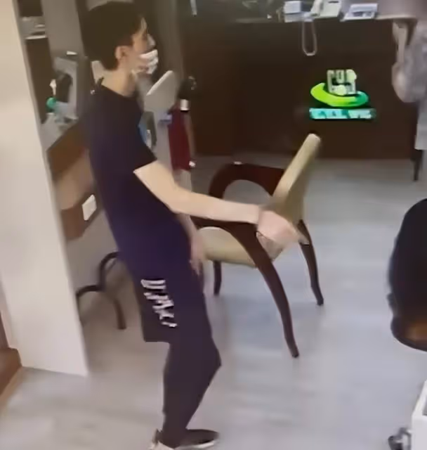 32歲男星疑侵犯女店員!尾隨女性進休息室伸手抱身體,監控也曝光