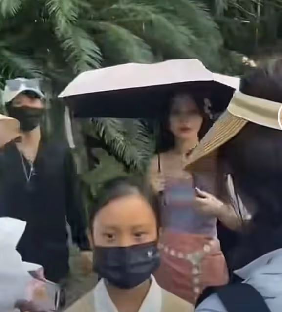 甜馨遊玩被多人圍繞,連連後退神情慌張似害怕,李小璐站身後旁觀