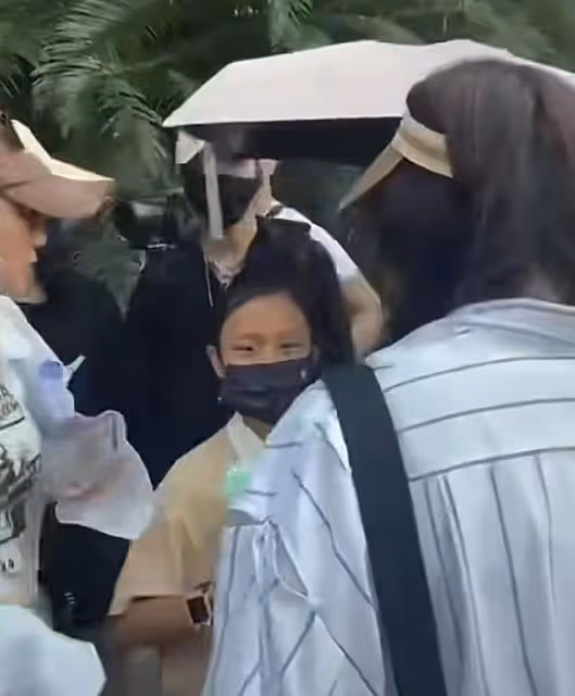 甜馨遊玩被多人圍繞,連連後退神情慌張似害怕,李小璐站身後旁觀