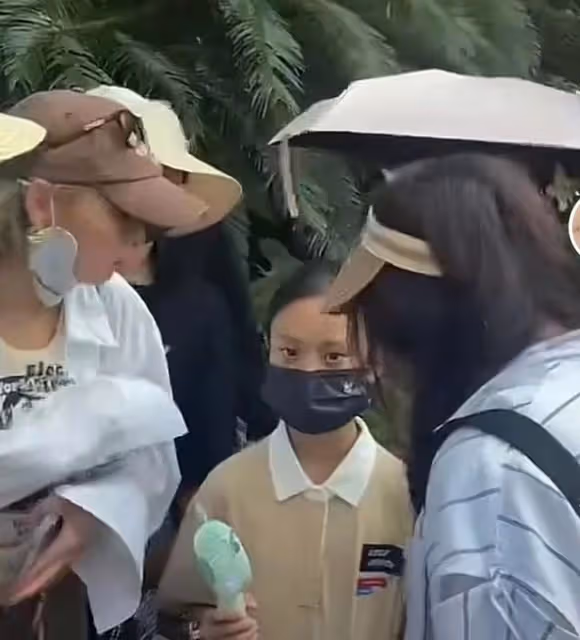 甜馨遊玩被多人圍繞,連連後退神情慌張似害怕,李小璐站身後旁觀