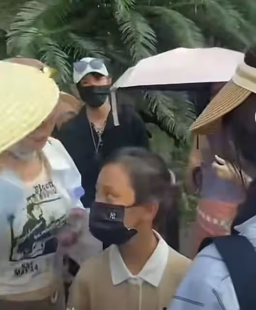甜馨遊玩被多人圍繞,連連後退神情慌張似害怕,李小璐站身後旁觀