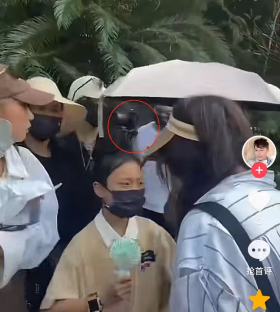 甜馨遊玩被多人圍繞,連連後退神情慌張似害怕,李小璐站身後旁觀