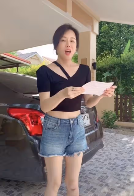 49歲國家一級演員定居泰國,從山東老家成箱搬行李,住豪宅好愜意