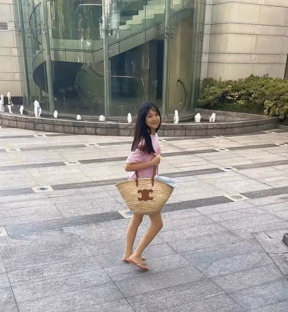 12歲王詩齡近照消瘦,顏值出眾似李湘,雙腿纖細被質疑P圖明顯