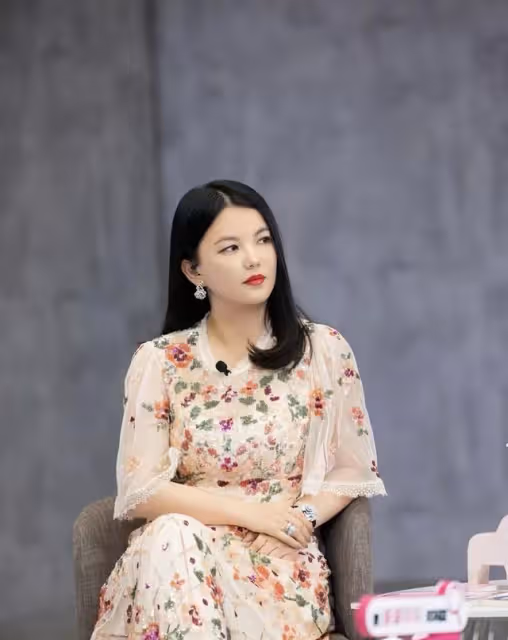 12歲王詩齡近照消瘦,顏值出眾似李湘,雙腿纖細被質疑P圖明顯