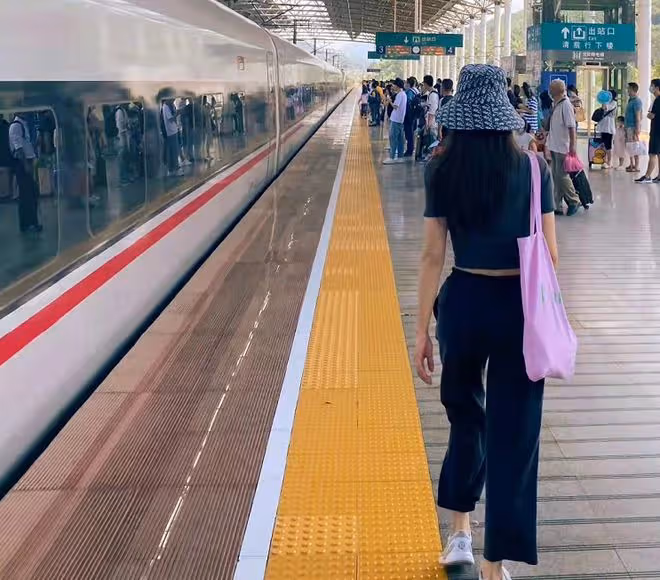 42歲殷桃坐高鐵惹爭議,站車門口擺拍自信秀腹肌,晃來晃去無人識