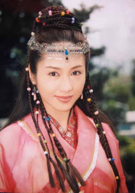 50歲黎姿曬巴黎度假美照!身材凹凸有致,胸前肋骨突出疑過度減肥