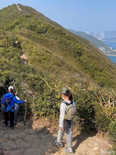 50歲黎姿曬巴黎度假美照!身材凹凸有致,胸前肋骨突出疑過度減肥