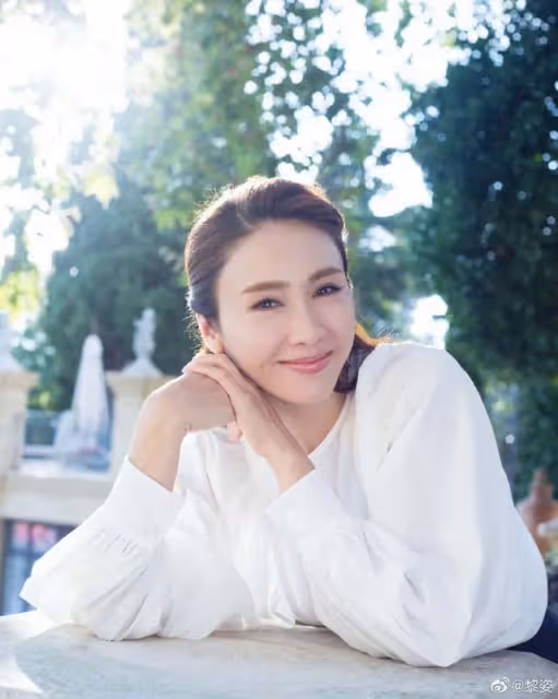 50歲黎姿曬巴黎度假美照!身材凹凸有致,胸前肋骨突出疑過度減肥