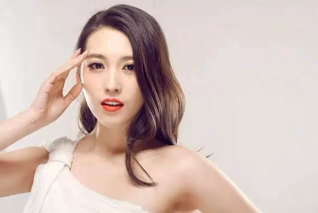 婚禮上，婆婆當眾嘲笑親家寒酸，新娘怒撕婚紗：不嫁了，高攀不起