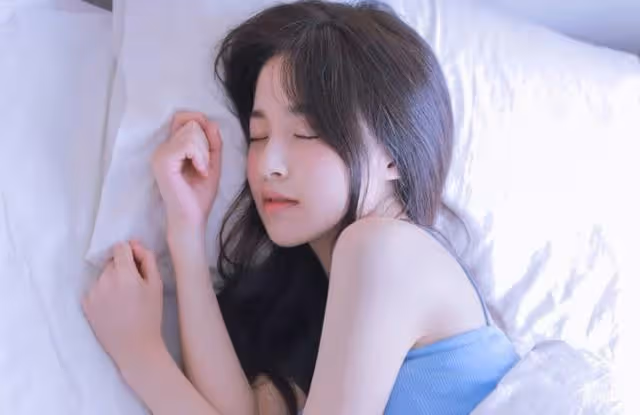 婚禮上，婆婆當眾嘲笑親家寒酸，新娘怒撕婚紗：不嫁了，高攀不起