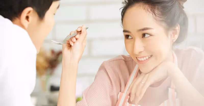 婆家聚會兒媳買菜又下廚，婆婆不讓孫女上桌，兒媳掀桌：誰都別吃