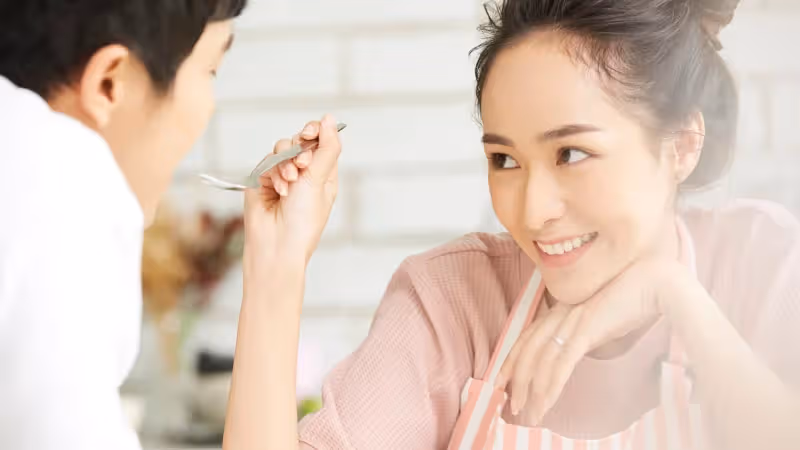 婆家聚會兒媳買菜又下廚,婆婆不讓孫女上桌,兒媳掀桌:誰都別吃