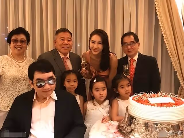 50歲黎姿攜家人巴黎度假 身材苗條逆齡似少女