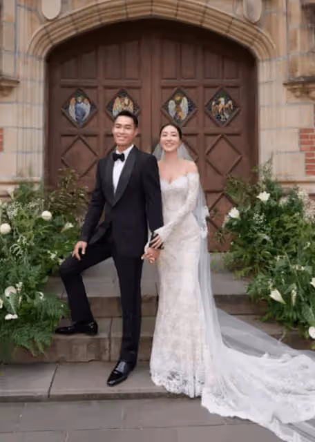 楊祐寧婚禮現場照光 與老婆十指緊扣好甜