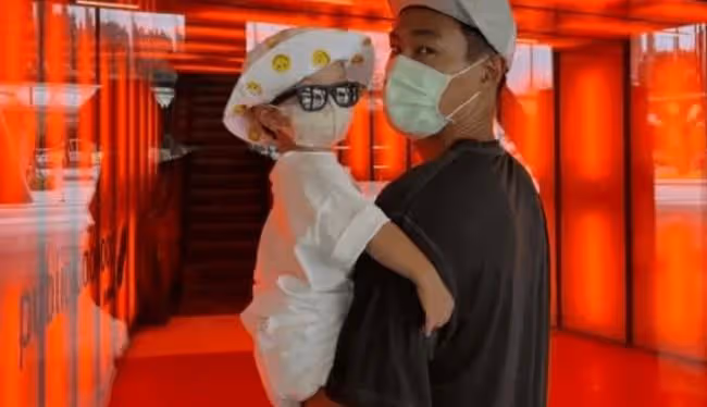 楊祐寧婚禮現場照光 與老婆十指緊扣好甜