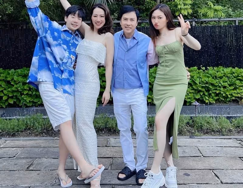 甄子丹為41歲嬌妻慶生,汪詩詩穿「開衩裙長腿」搶鏡,一家人身材都好,網友:人生贏家